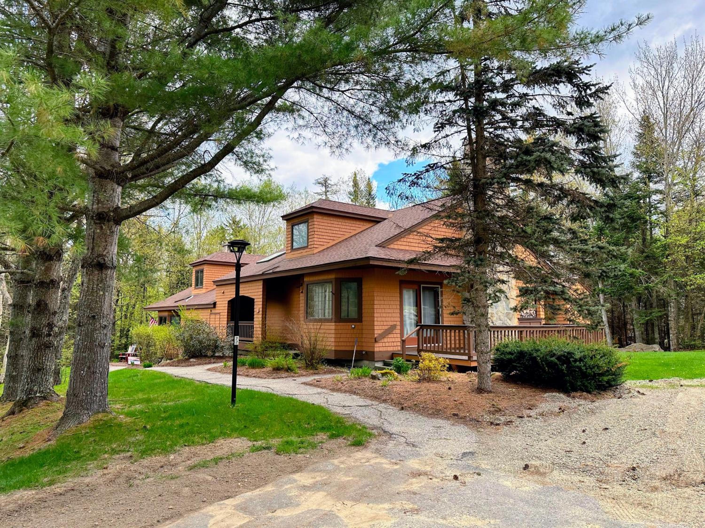 Bretton Woods home steps from the slopes, AC, pool passes, discounted cog tix! view 4