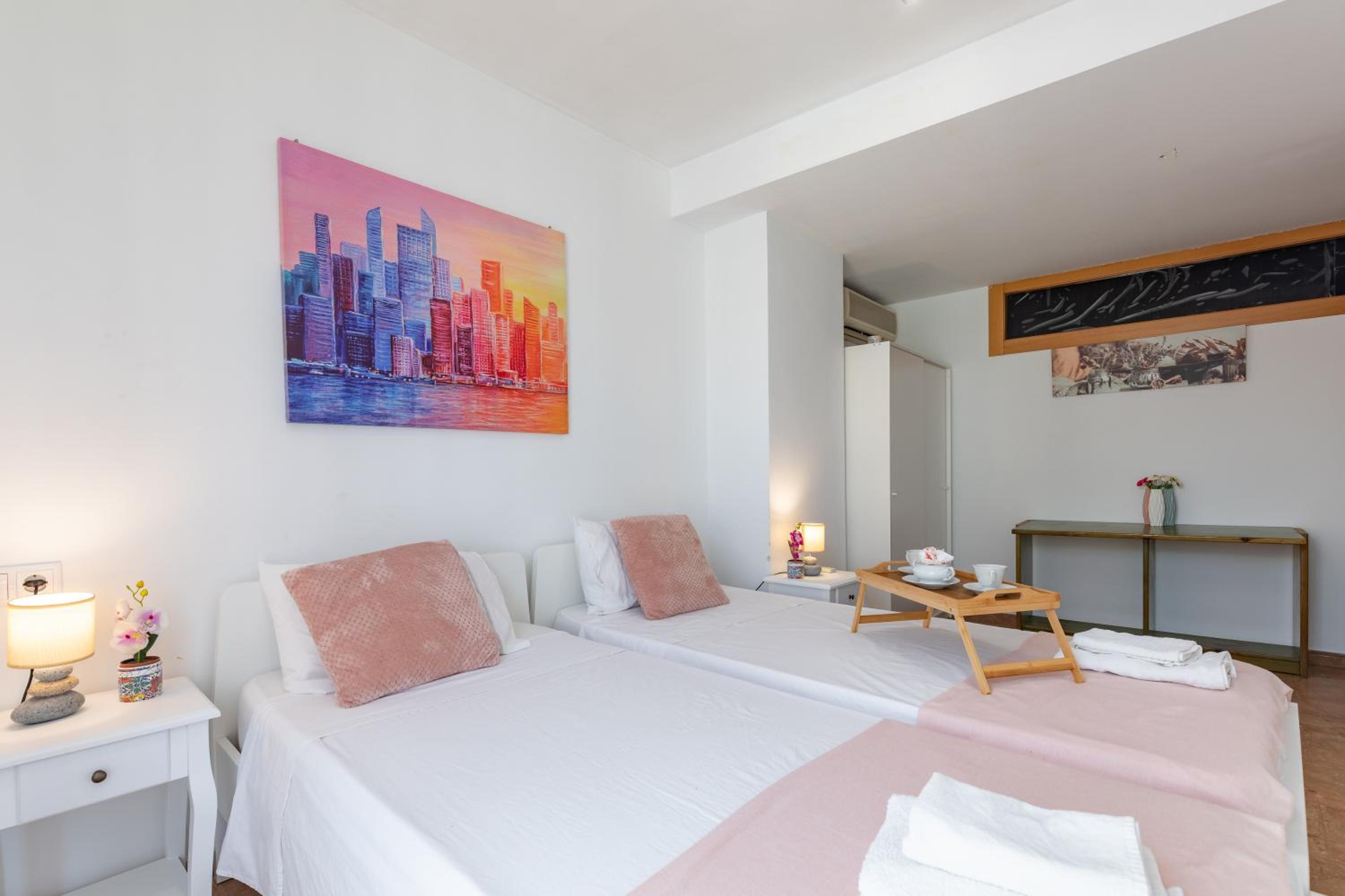 Aparthotel Mediterráneo by NeoHotels-Centro 8 min by Metro