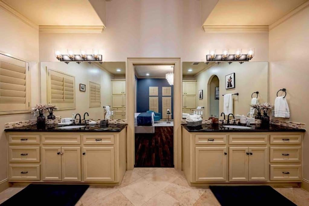 Walking Distance to Galleria Mall and River Oaks District Modern Home view 2