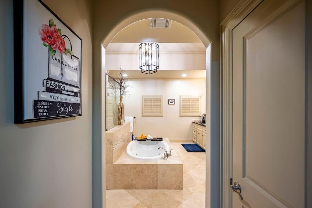 Walking Distance to Galleria Mall and River Oaks District Modern Home view 3