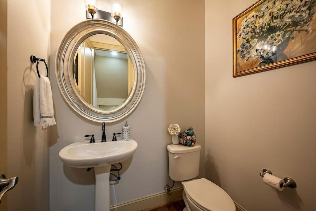 Walking Distance to Galleria Mall and River Oaks District Modern Home view 4