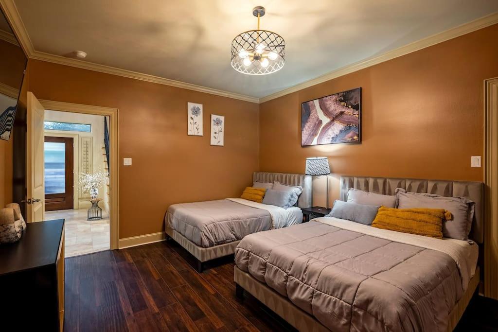 Walking Distance to Galleria Mall and River Oaks District Modern Home view 5