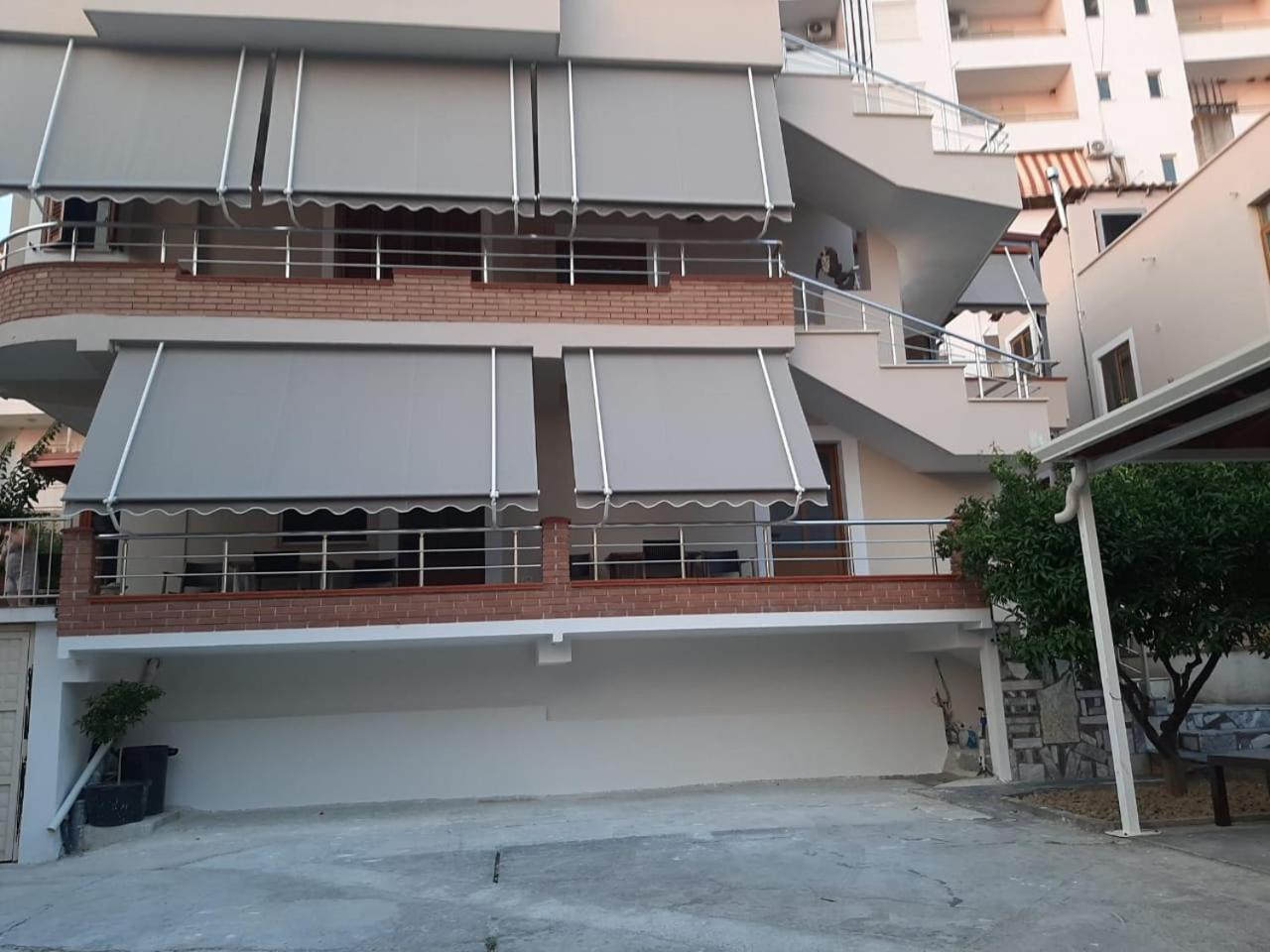 VILA Mina