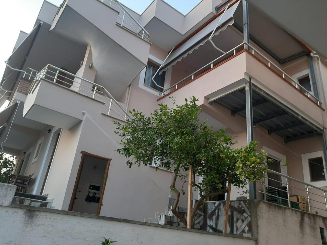 VILA Mina