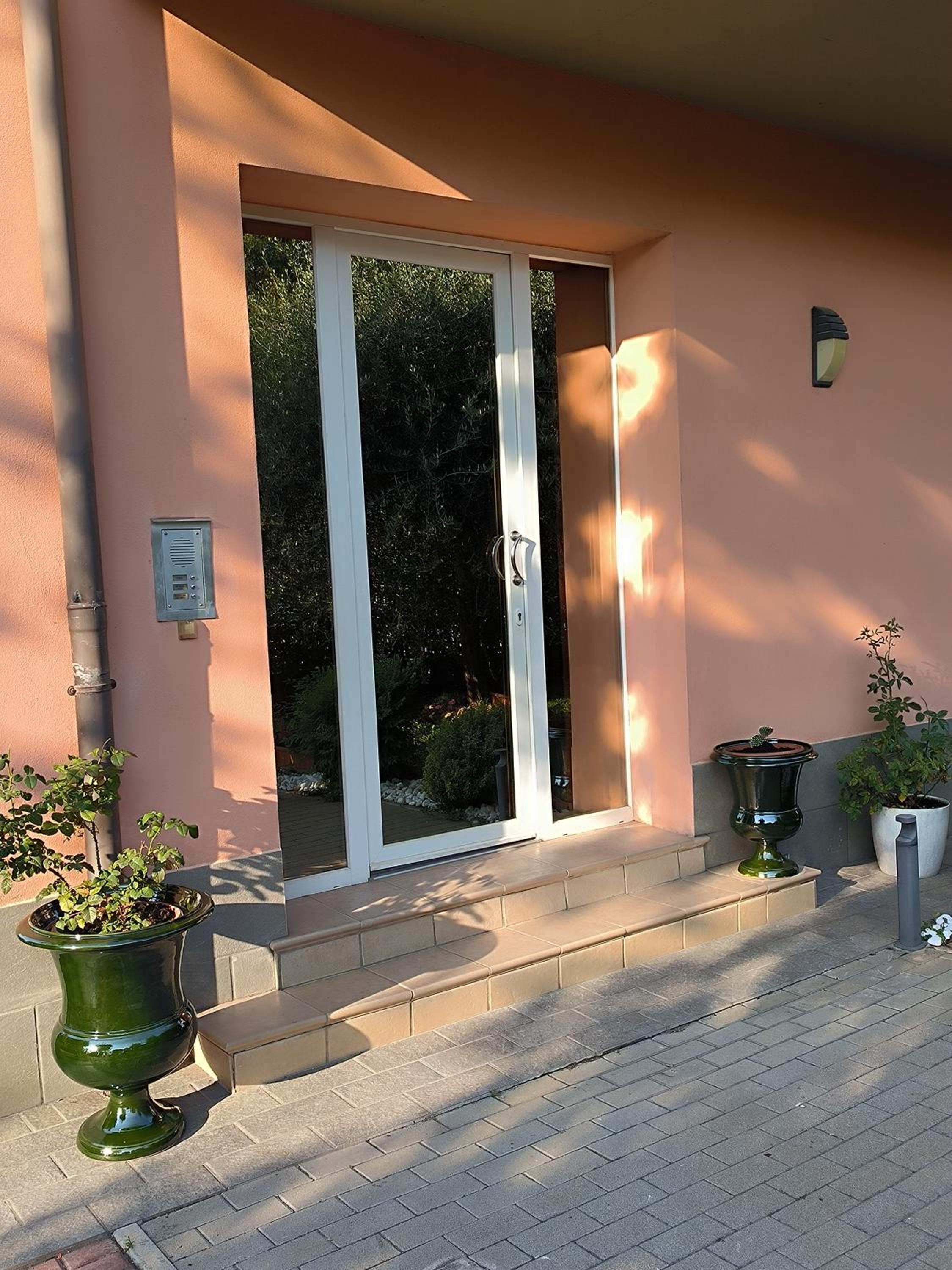 CARLA' S HOUSE