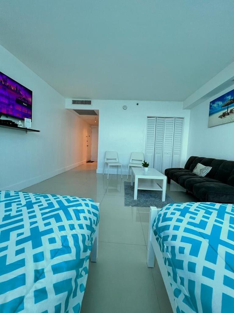 Oceanfront Studio with Pool, Beach Access and FREE Parking