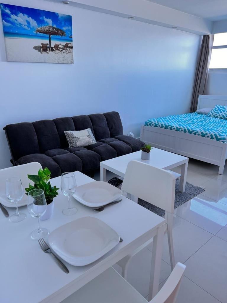 Oceanfront Studio with Pool, Beach Access and FREE Parking