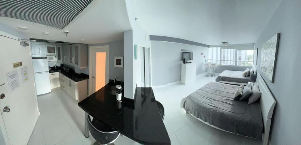 Oceanfront Studio with Pool, Beach Access and FREE Parking