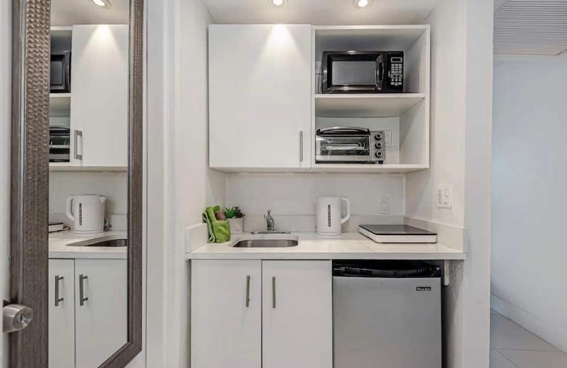 Oceanfront Studio with Pool, Beach Access and FREE Parking