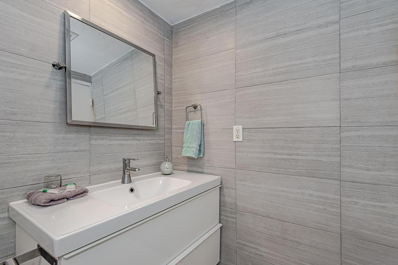 Oceanfront Studio with Pool, Beach Access and FREE Parking