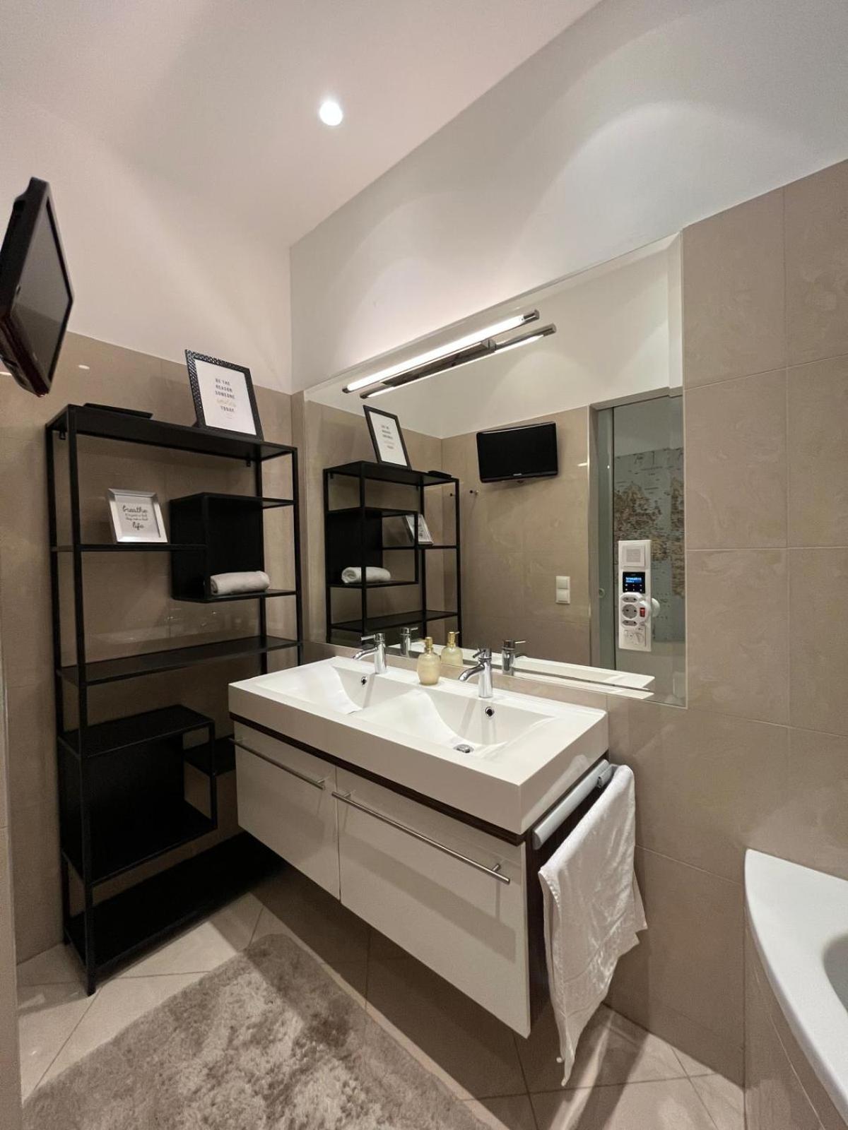 Luxury CityApartment 5