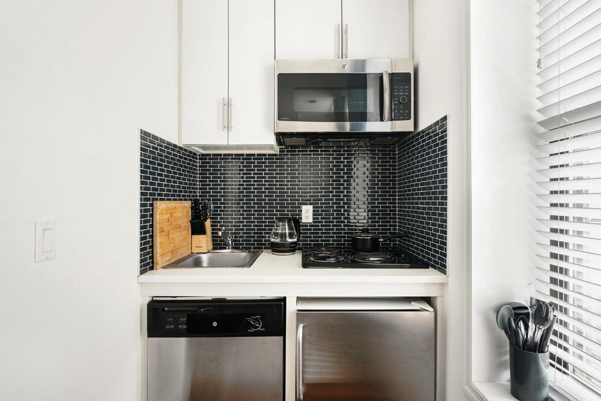 69-2B Prime Lower East East BRAND NEW 1br Apt