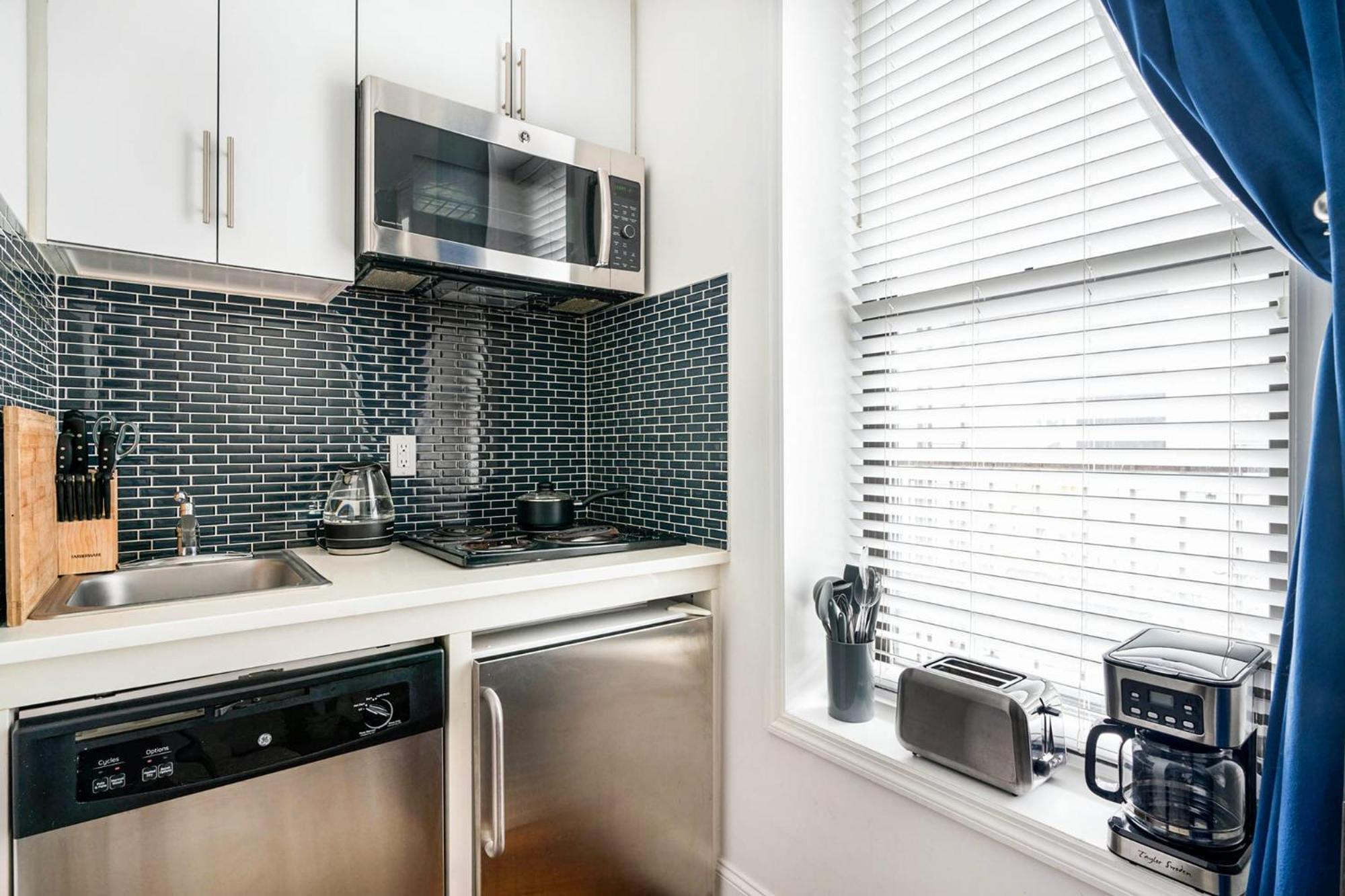69-2B Prime Lower East East BRAND NEW 1br Apt