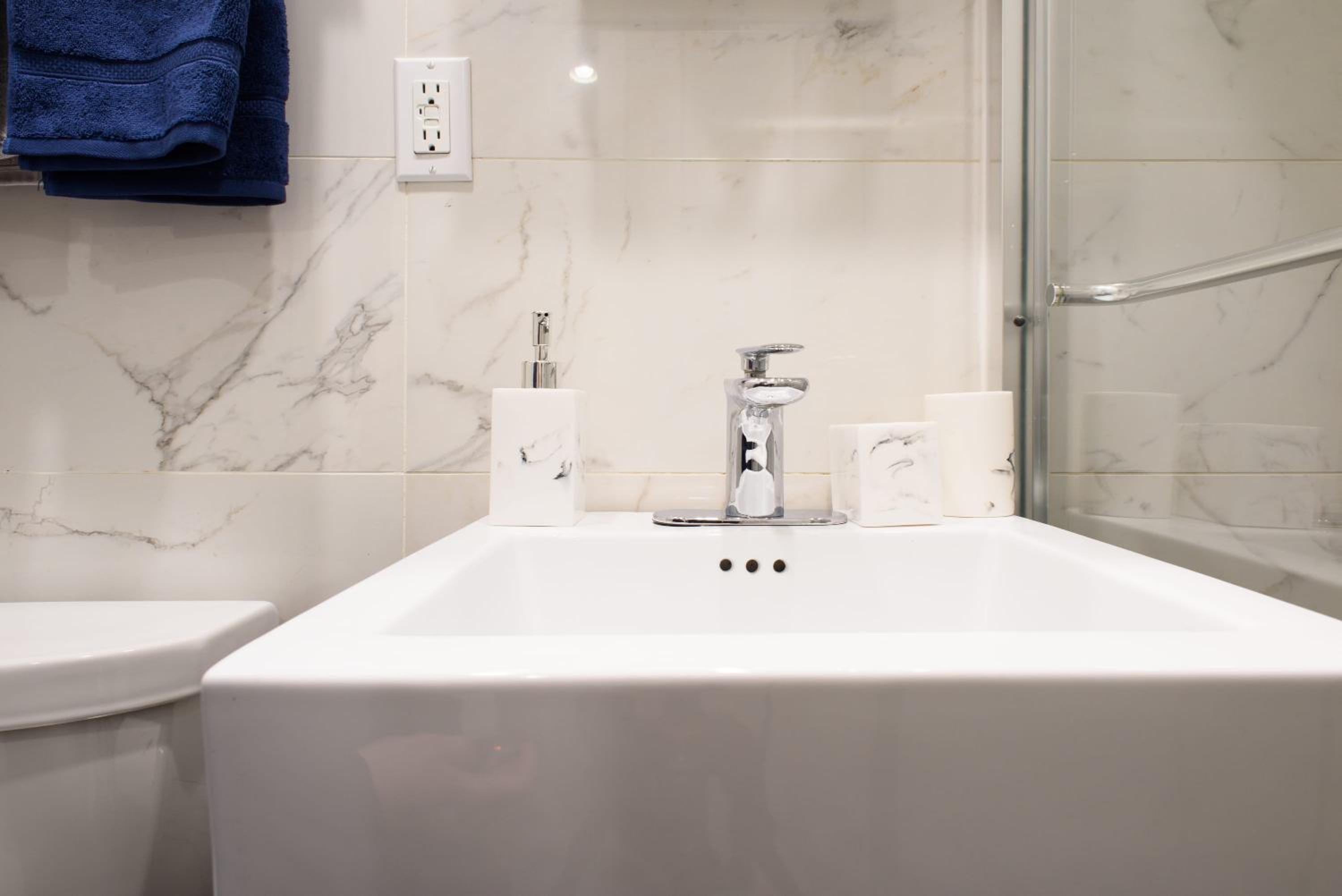 69-2B Prime Lower East East BRAND NEW 1br Apt