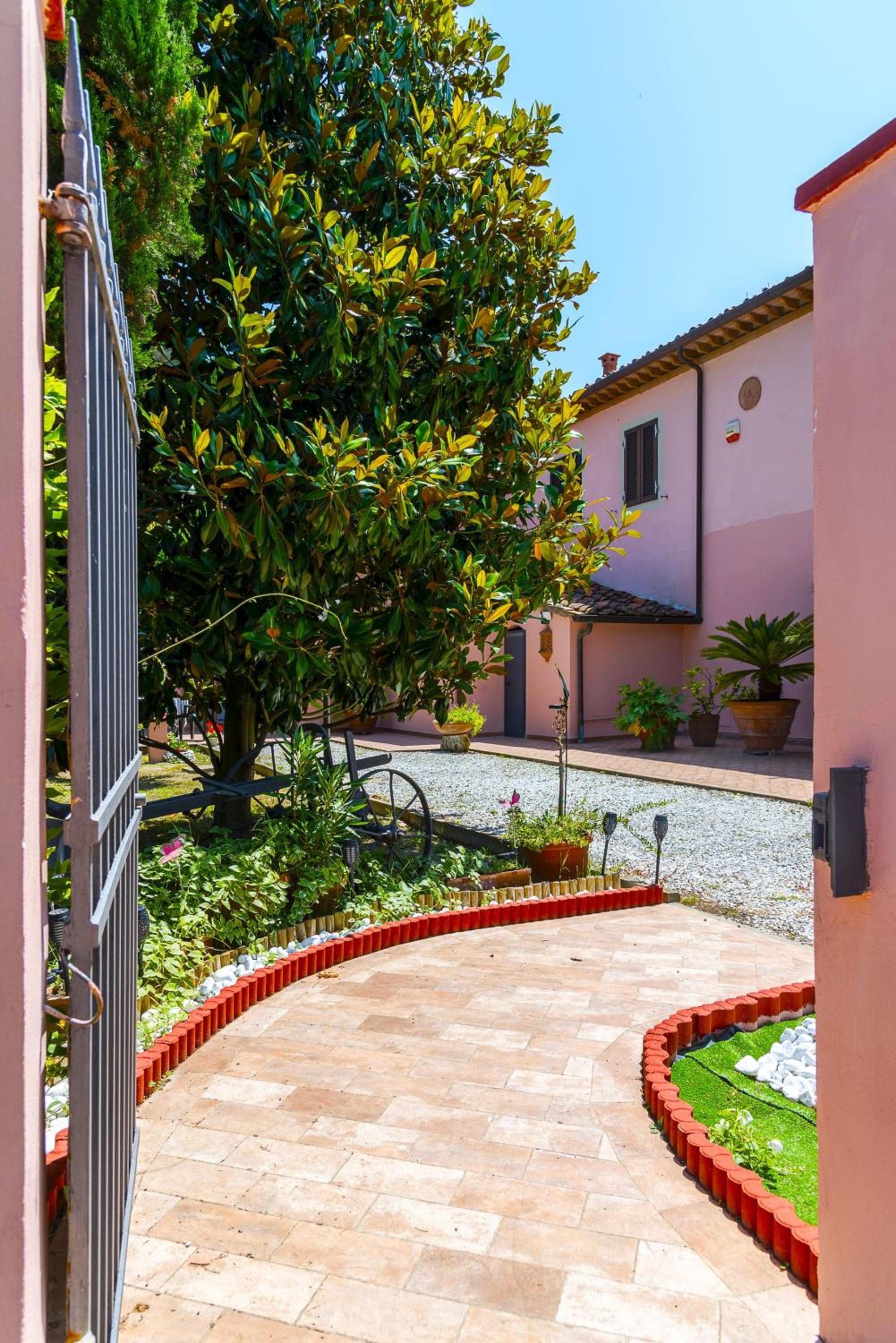 Hostly - Paradise Holiday House - Private Garden view 5