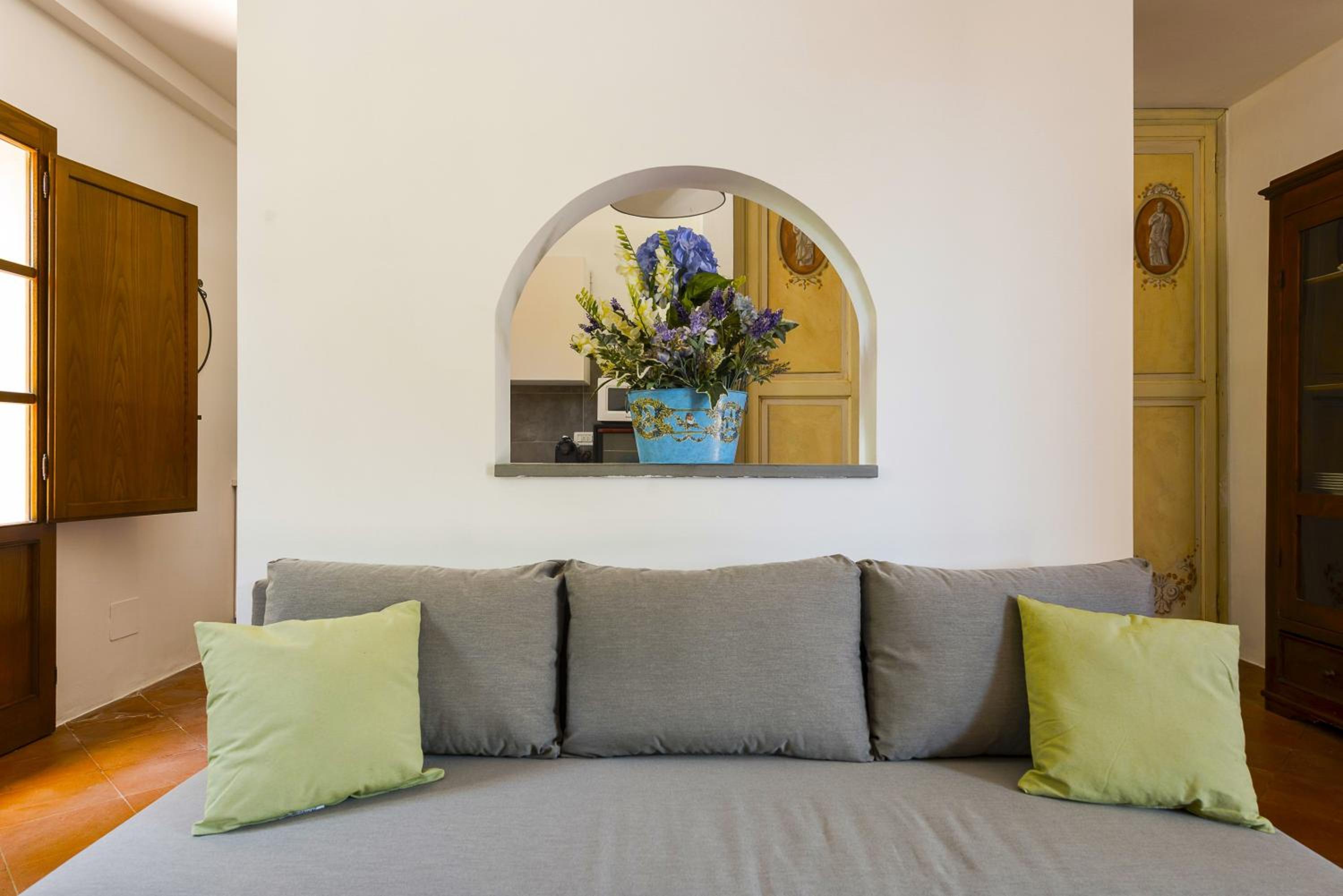 Hostly - Paradise Holiday House - Private Garden view 2