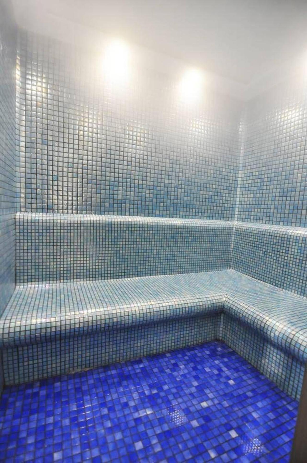 Scenic Bright Studio w Parking, PoolViews! #302