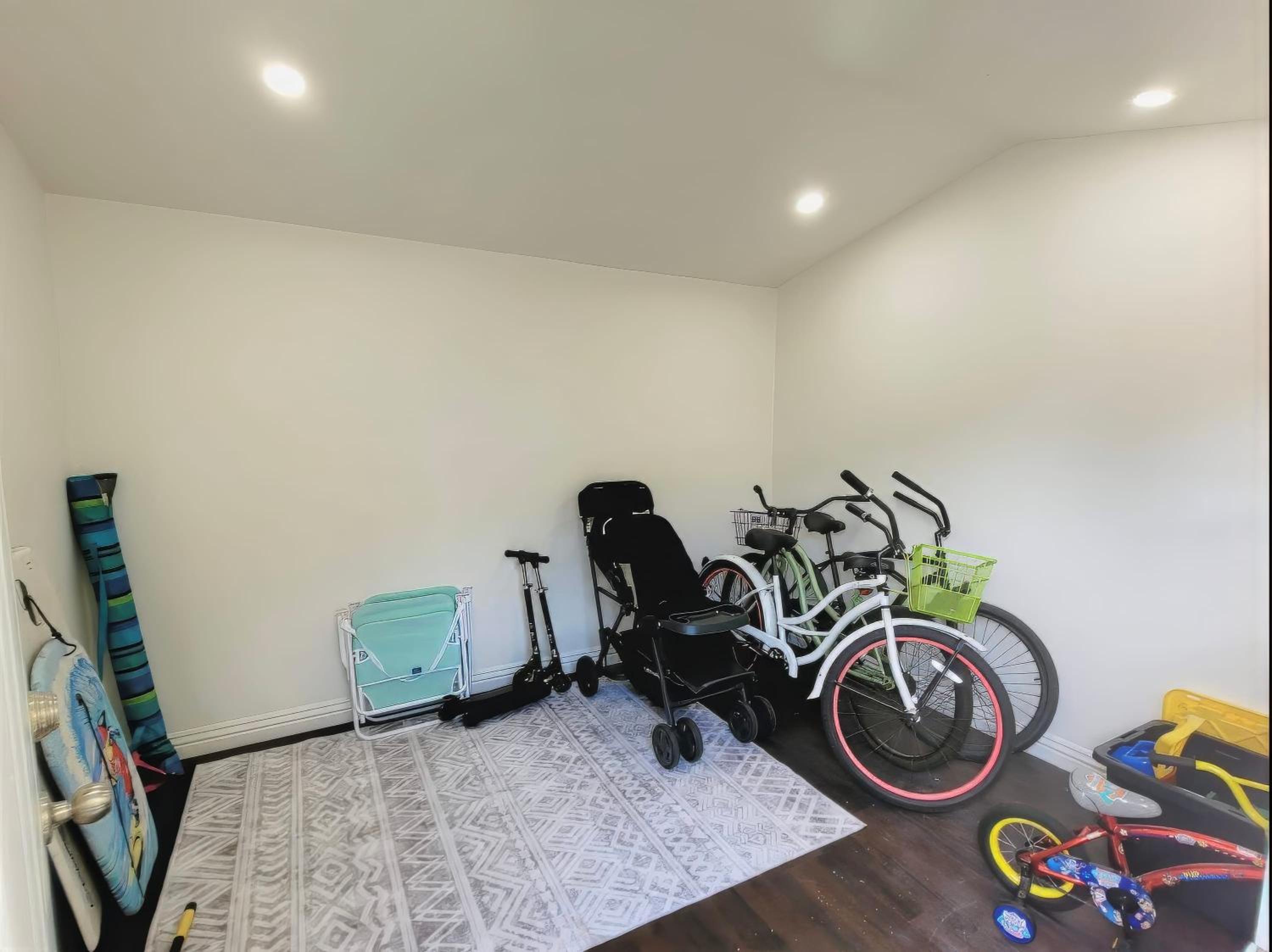 Navigate Stays Beach Cottage with Backyard & Parking