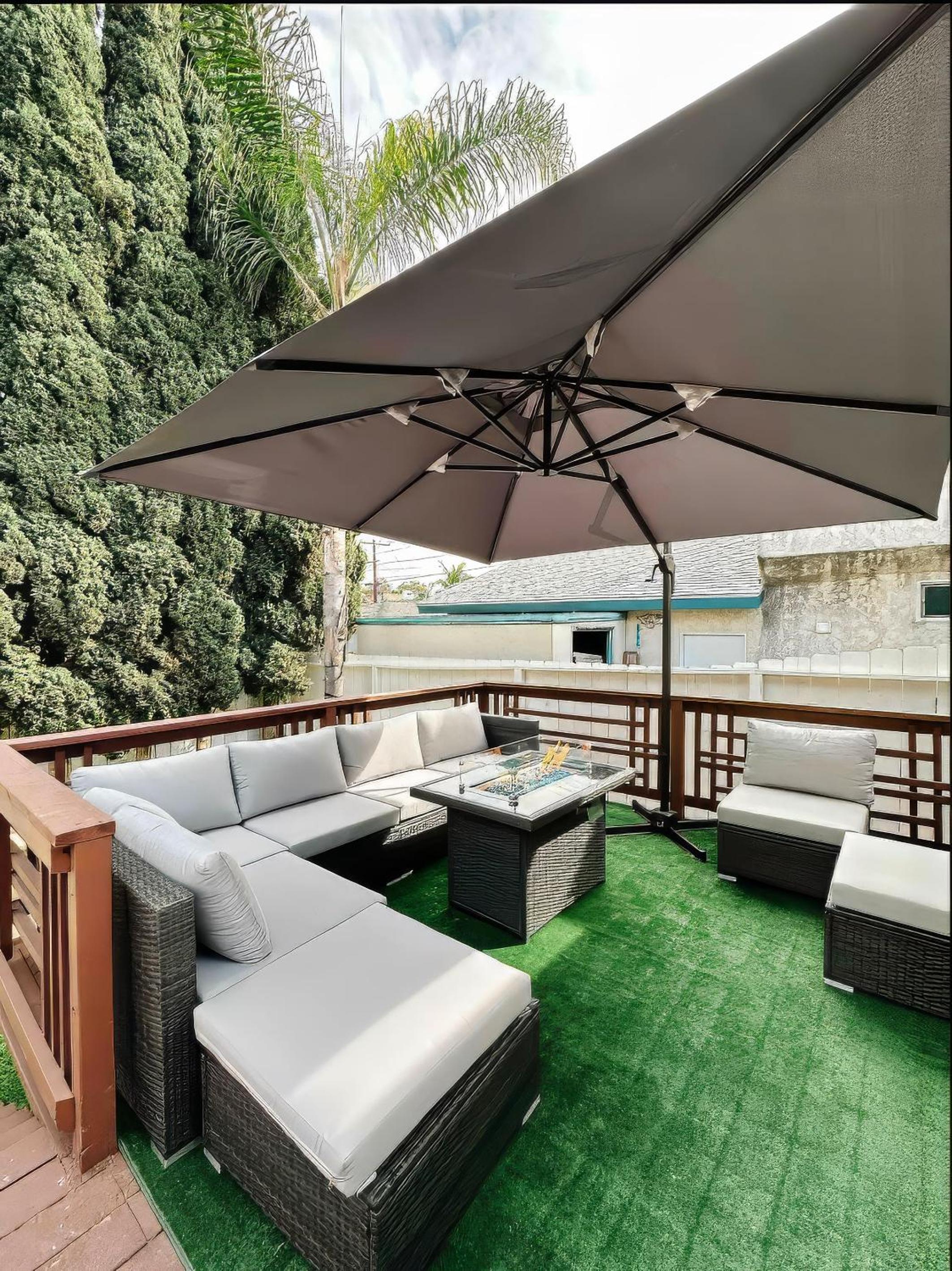 Navigate Stays Beach Cottage with Backyard & Parking