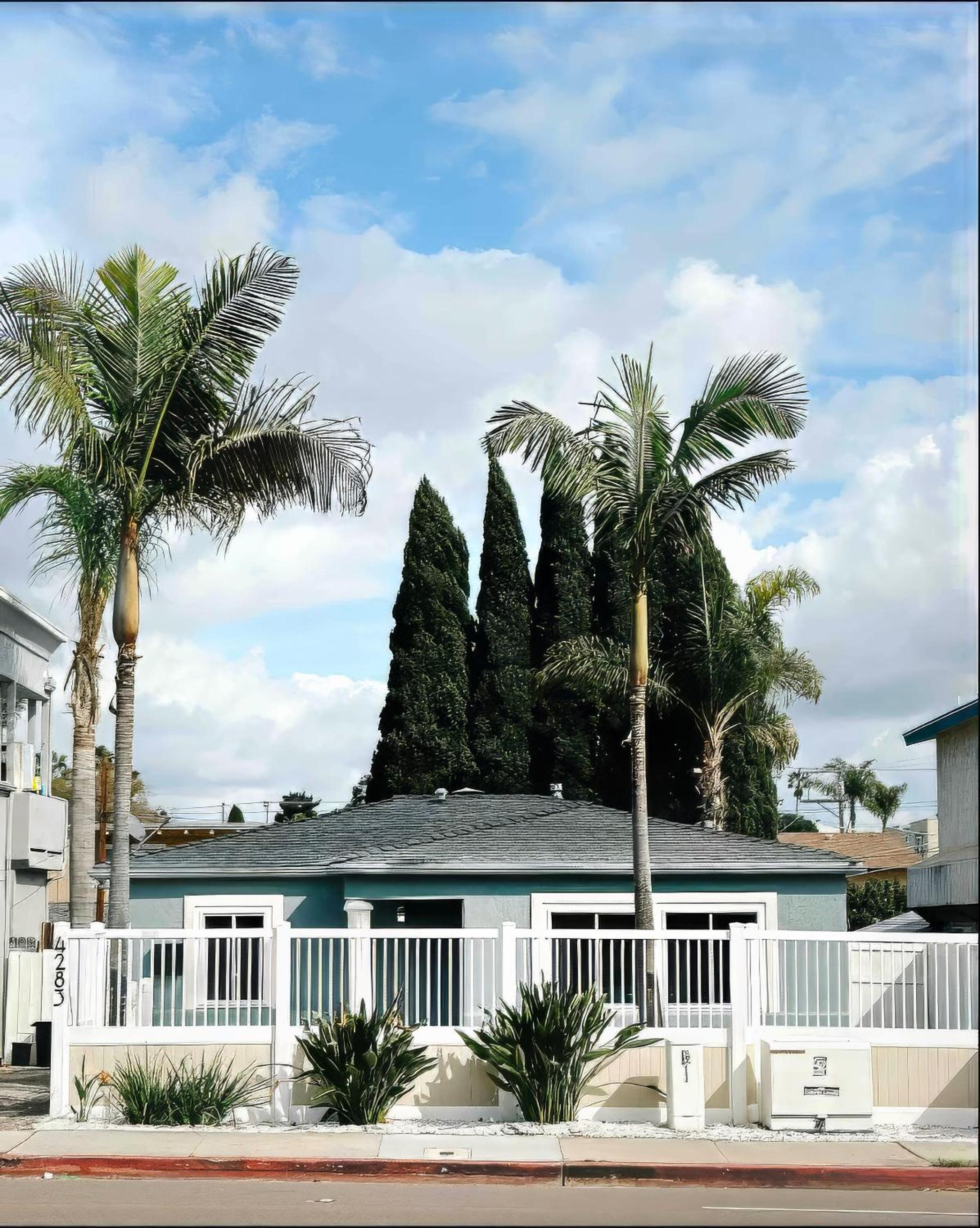 Navigate Stays Beach Cottage with Backyard & Parking