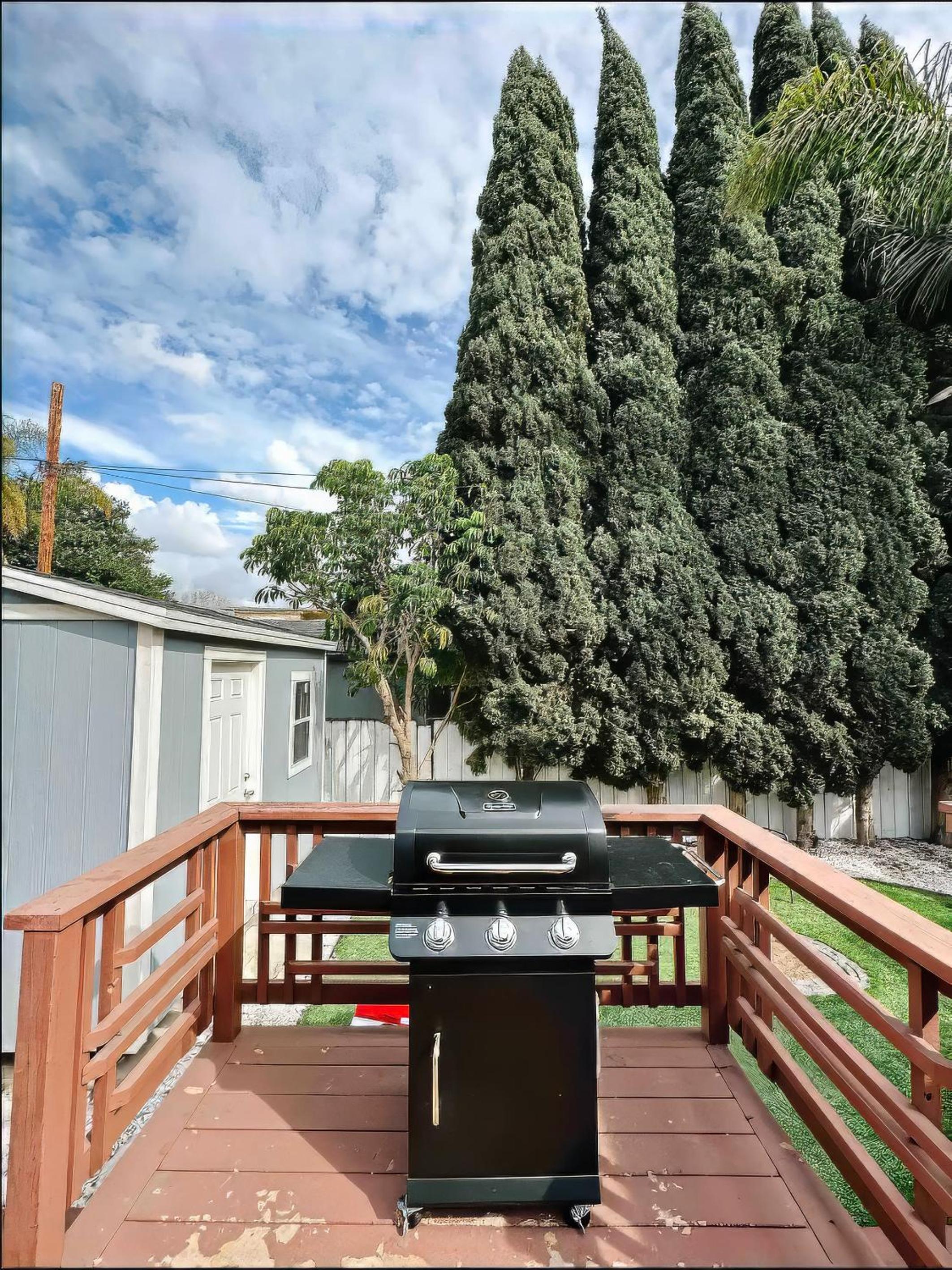 Navigate Stays Beach Cottage with Backyard & Parking