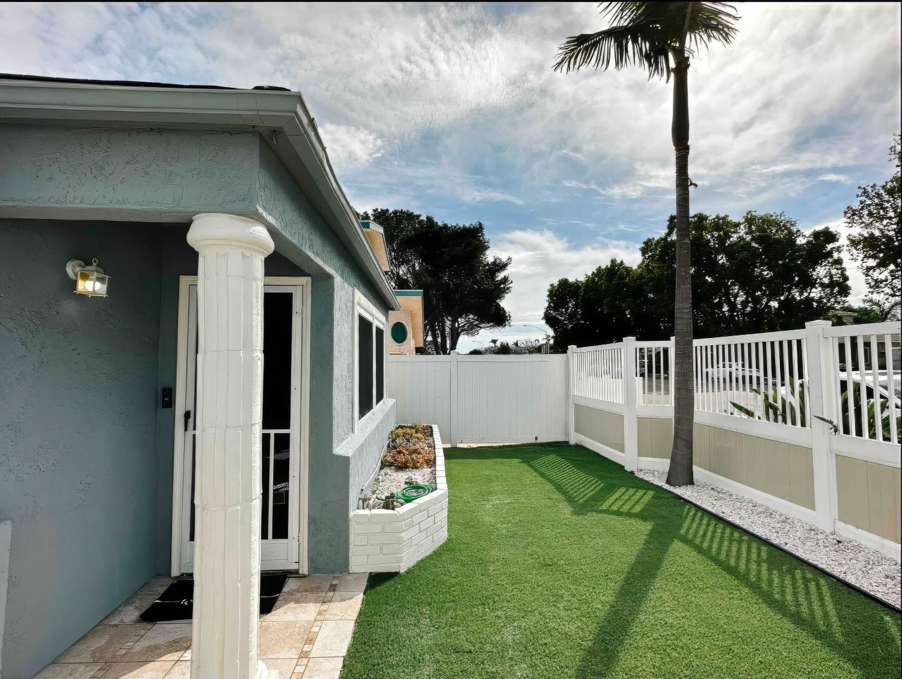 Navigate Stays Beach Cottage with Backyard & Parking