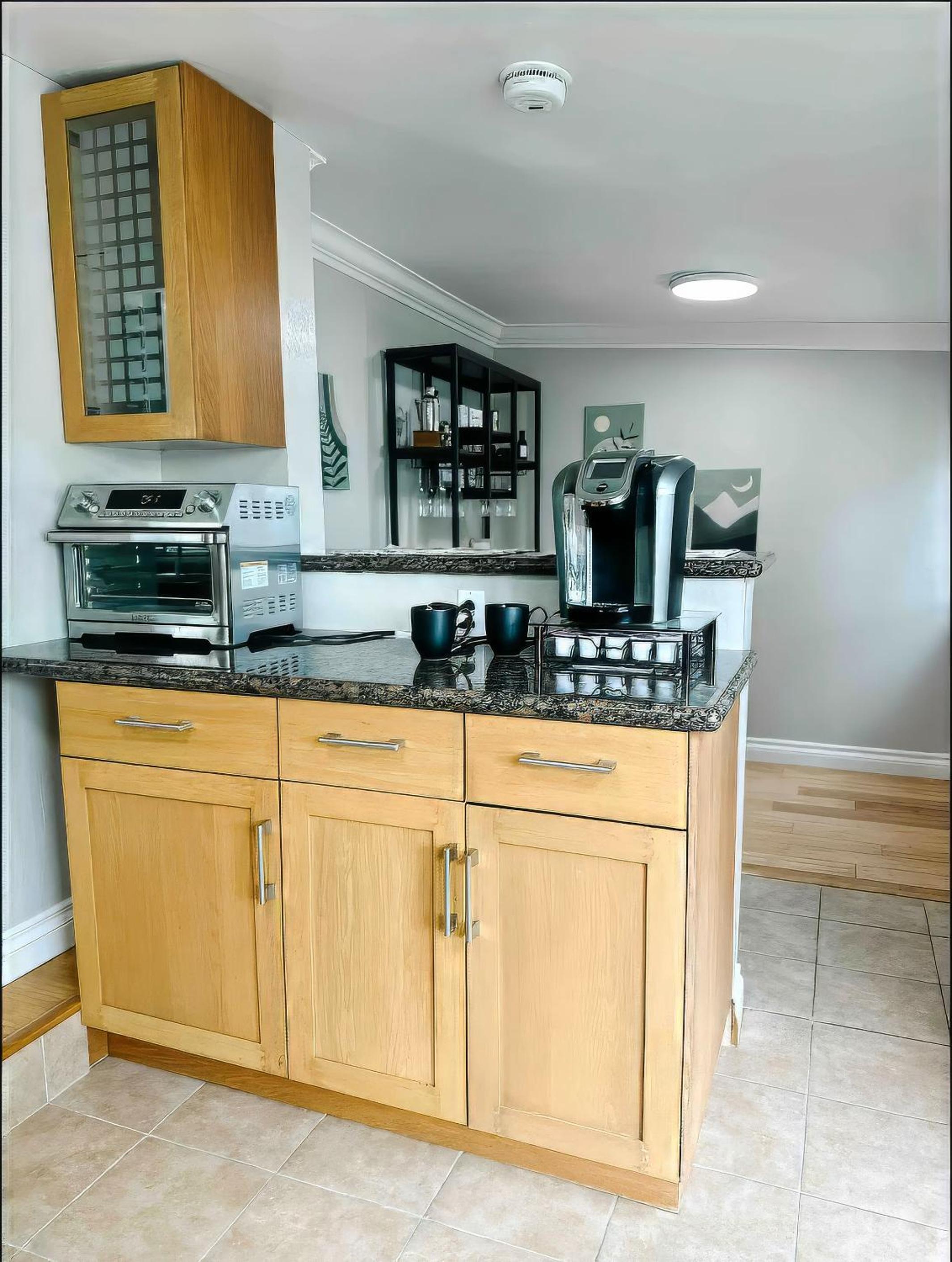 Navigate Stays Beach Cottage with Backyard & Parking