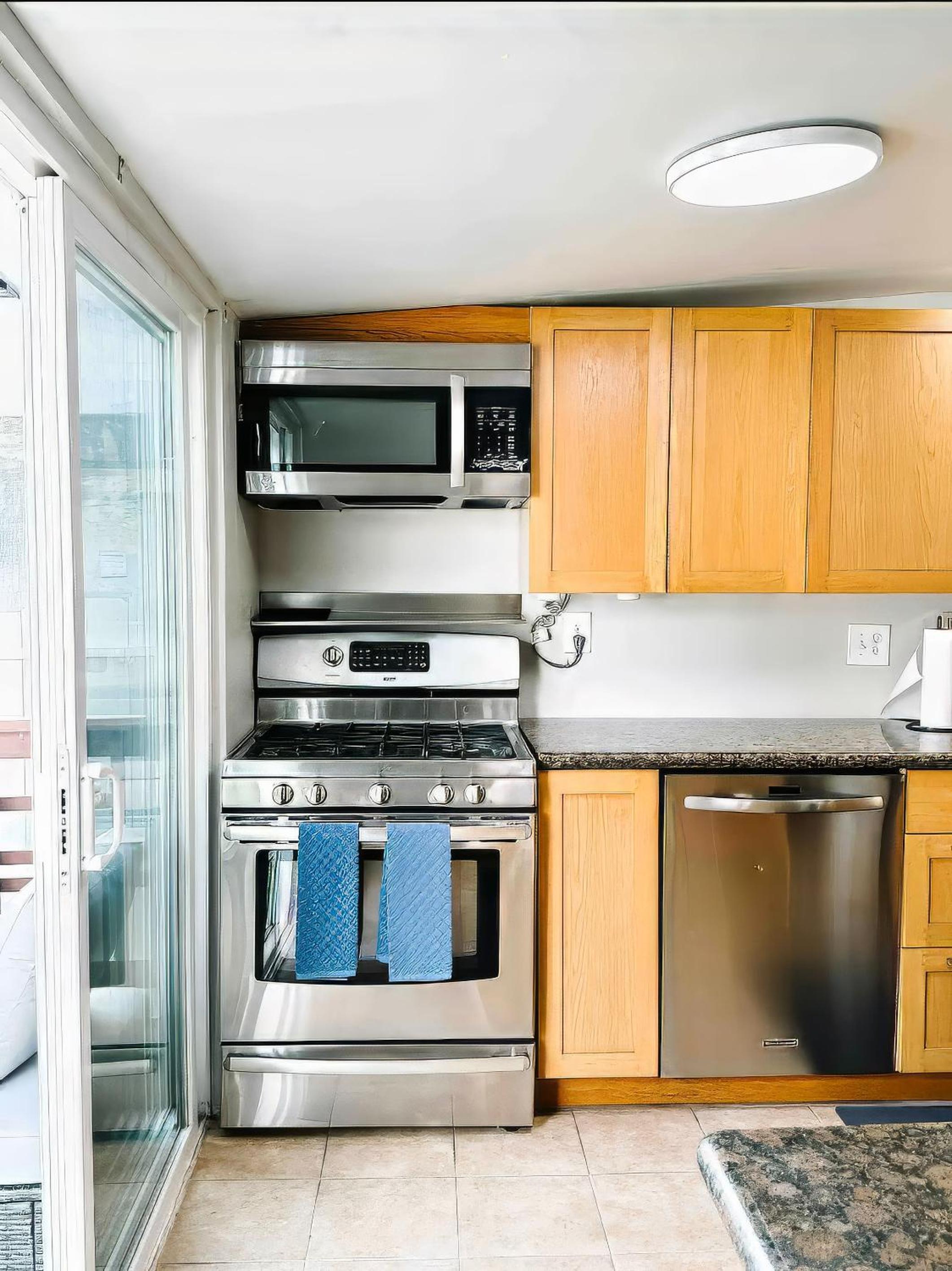 Navigate Stays Beach Cottage with Backyard & Parking
