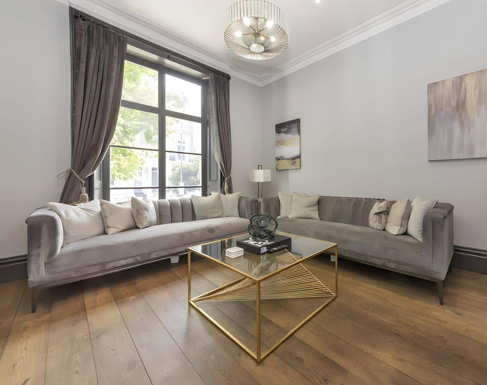 Luxury Chelsea House with Parking