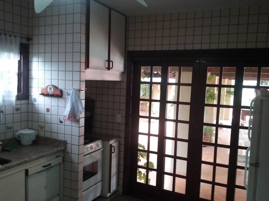 Chácara Linda e Aconchegante com 300mega Internet, Quadra Beach Tennis e Mesa de Sinuca