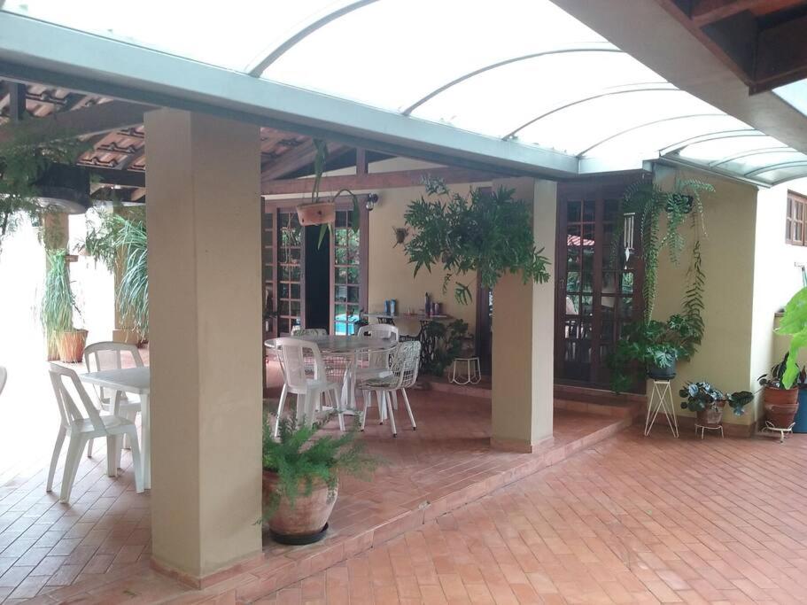 Chácara Linda e Aconchegante com 300mega Internet, Quadra Beach Tennis e Mesa de Sinuca