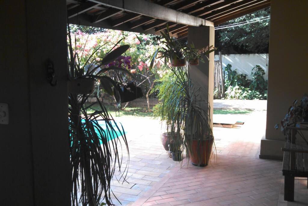 Chácara Linda e Aconchegante com 300mega Internet, Quadra Beach Tennis e Mesa de Sinuca