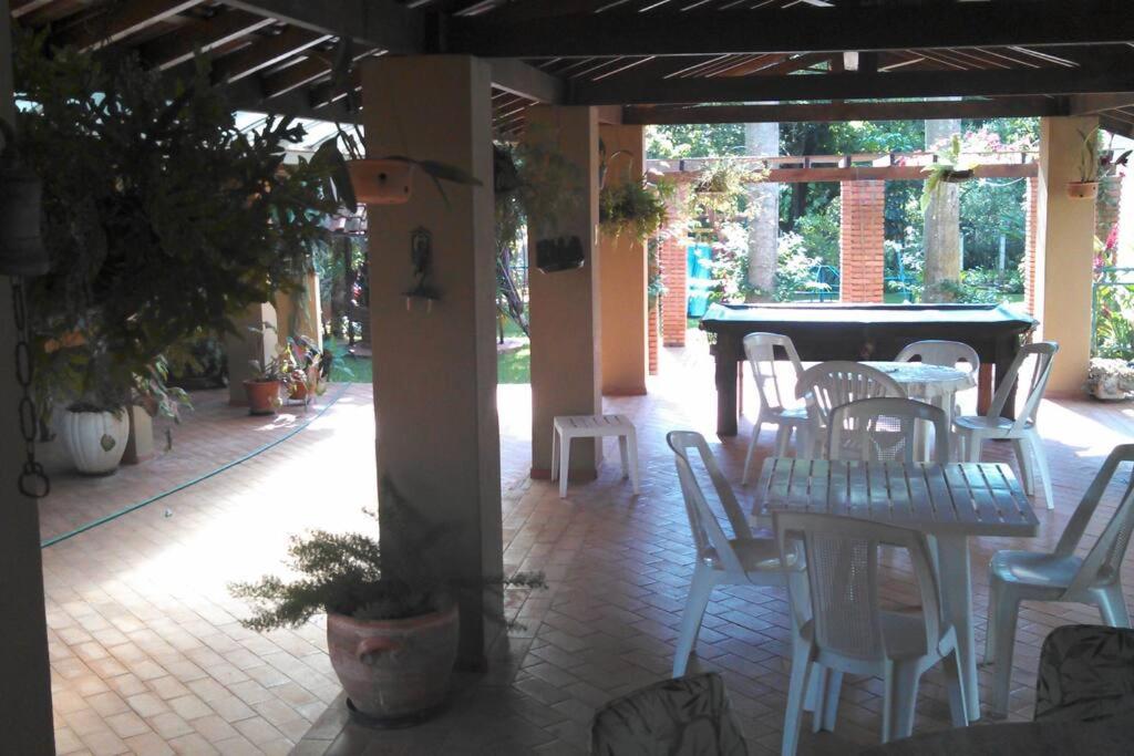 Chácara Linda e Aconchegante com 300mega Internet, Quadra Beach Tennis e Mesa de Sinuca
