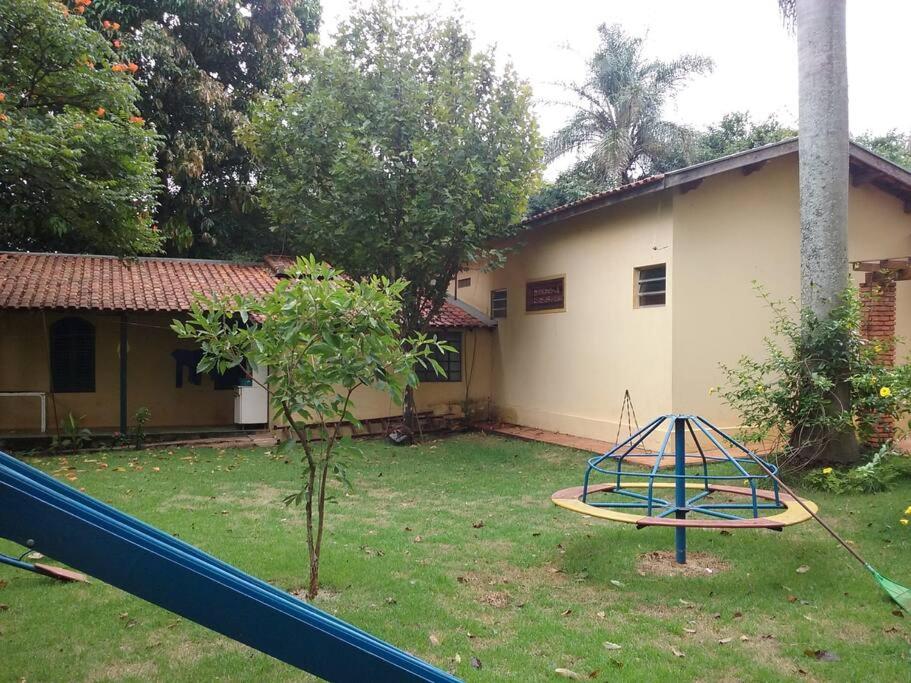 Chácara Linda e Aconchegante com 300mega Internet, Quadra Beach Tennis e Mesa de Sinuca