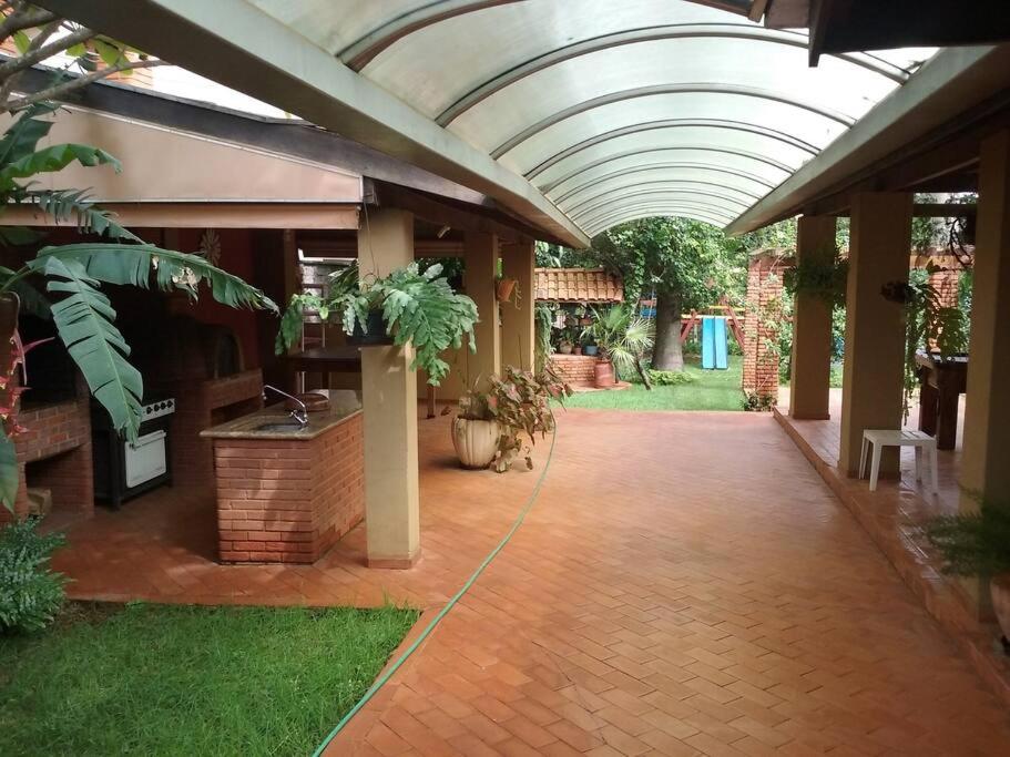 Chácara Linda e Aconchegante com 300mega Internet, Quadra Beach Tennis e Mesa de Sinuca