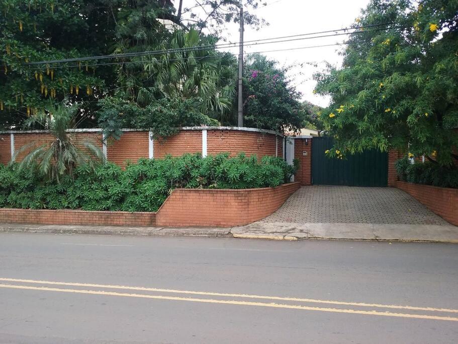 Chácara Linda e Aconchegante com 300mega Internet, Quadra Beach Tennis e Mesa de Sinuca