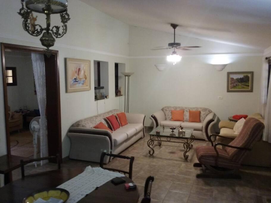 Chácara Linda e Aconchegante com 300mega Internet, Quadra Beach Tennis e Mesa de Sinuca