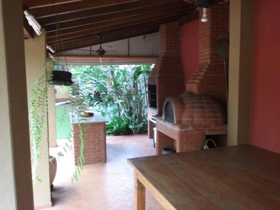 Chácara Linda e Aconchegante com 300mega Internet, Quadra Beach Tennis e Mesa de Sinuca