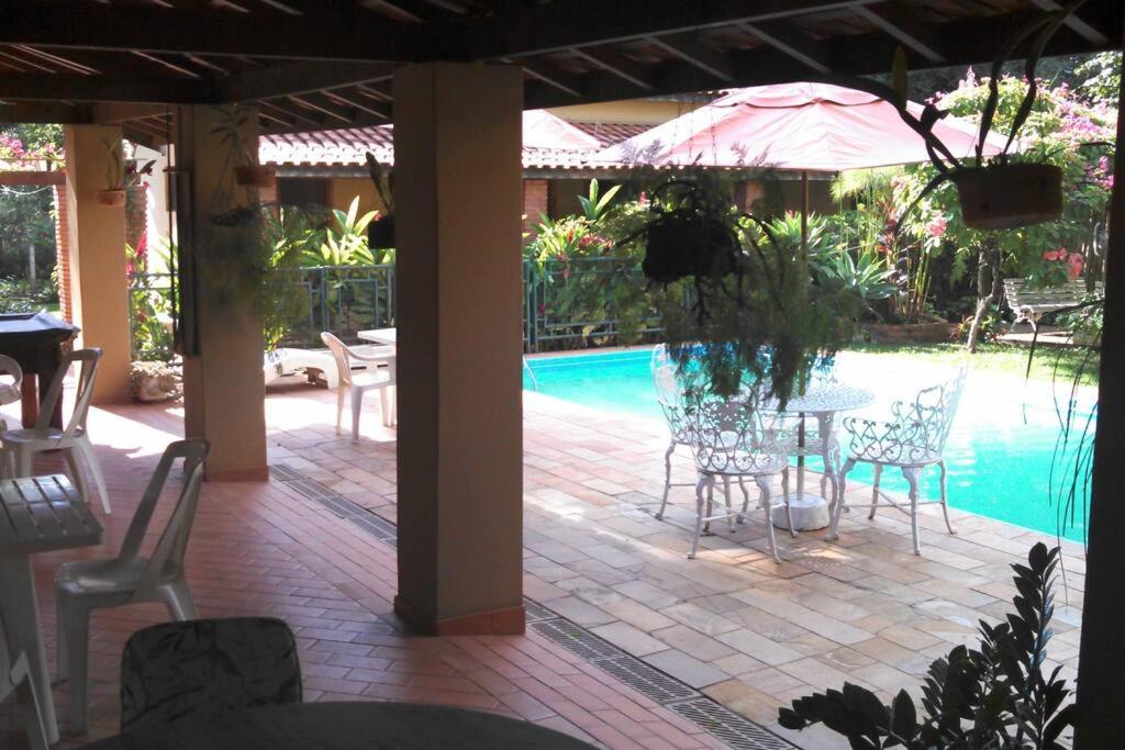 Chácara Linda e Aconchegante com 300mega Internet, Quadra Beach Tennis e Mesa de Sinuca