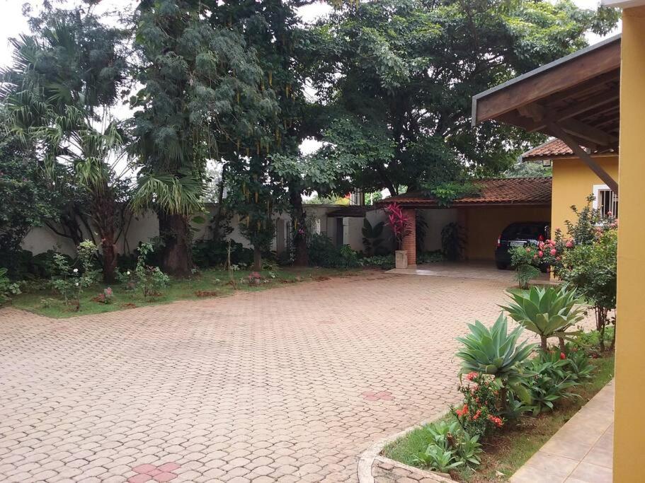 Chácara Linda e Aconchegante com 300mega Internet, Quadra Beach Tennis e Mesa de Sinuca