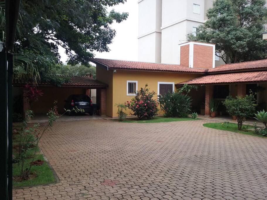 Chácara Linda e Aconchegante com 300mega Internet, Quadra Beach Tennis e Mesa de Sinuca