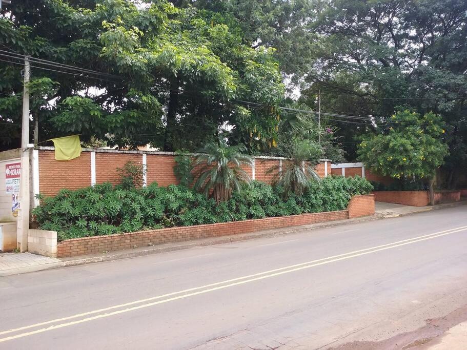 Chácara Linda e Aconchegante com 300mega Internet, Quadra Beach Tennis e Mesa de Sinuca