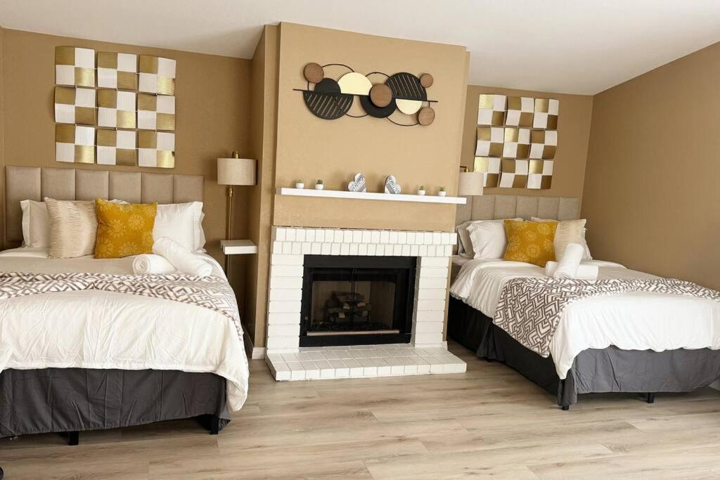 Heart of Las Vegas 8 Beds, Pool Table, BBQ! view 2