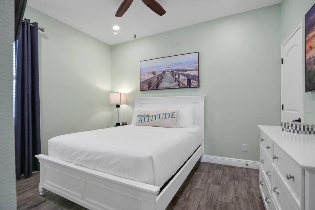 Margarita Manor - 8 Bedroom Pool - Spa Home with Amazing Sunset & Arcade