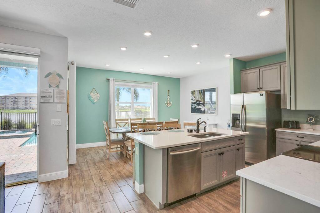 Margarita Manor - 8 Bedroom Pool - Spa Home with Amazing Sunset & Arcade