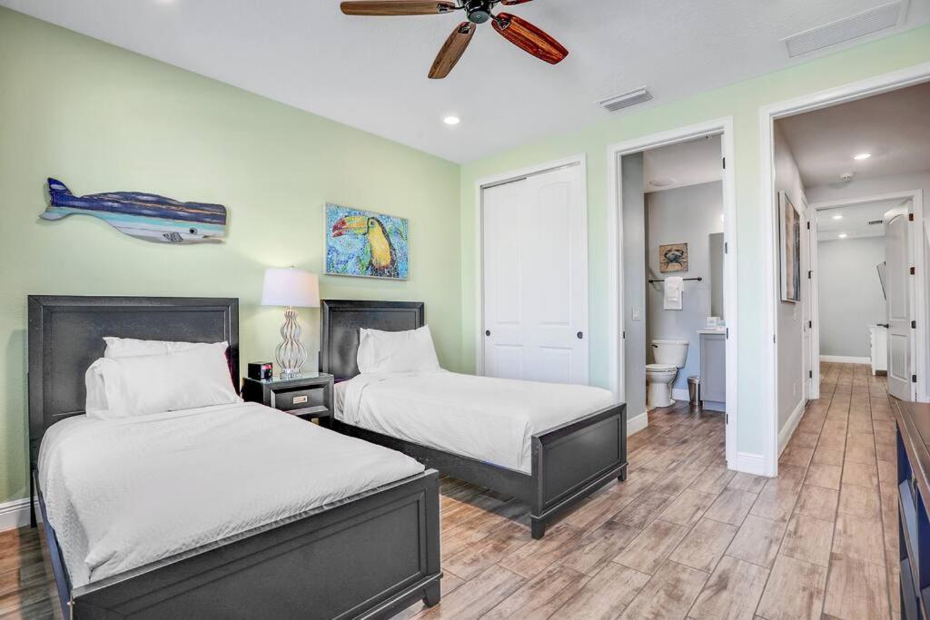 Margarita Manor - 8 Bedroom Pool - Spa Home with Amazing Sunset & Arcade
