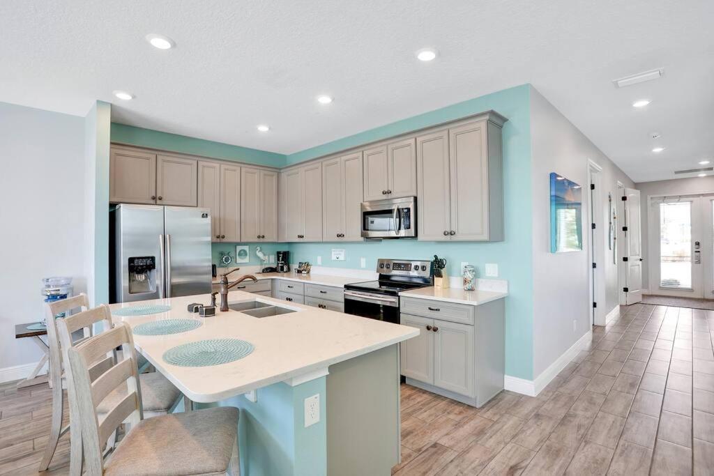 Margarita Manor - 8 Bedroom Pool - Spa Home with Amazing Sunset & Arcade