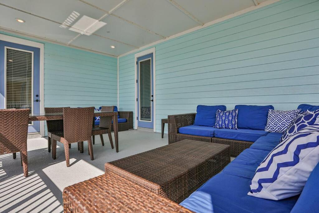 Margarita Manor - 8 Bedroom Pool - Spa Home with Amazing Sunset & Arcade