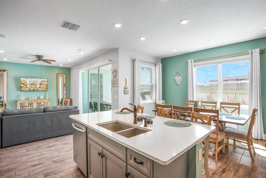 Margarita Manor - 8 Bedroom Pool - Spa Home with Amazing Sunset & Arcade