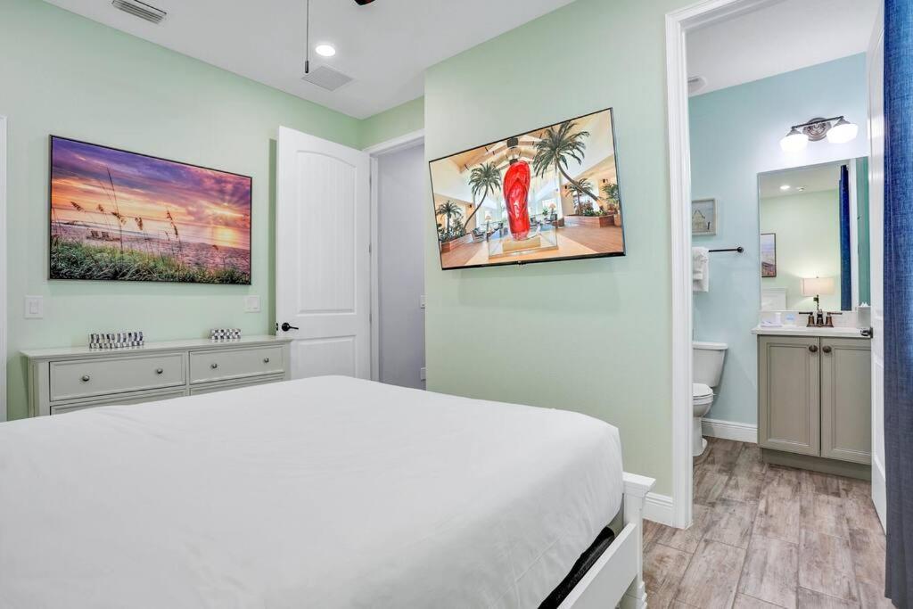 Margarita Manor - 8 Bedroom Pool - Spa Home with Amazing Sunset & Arcade